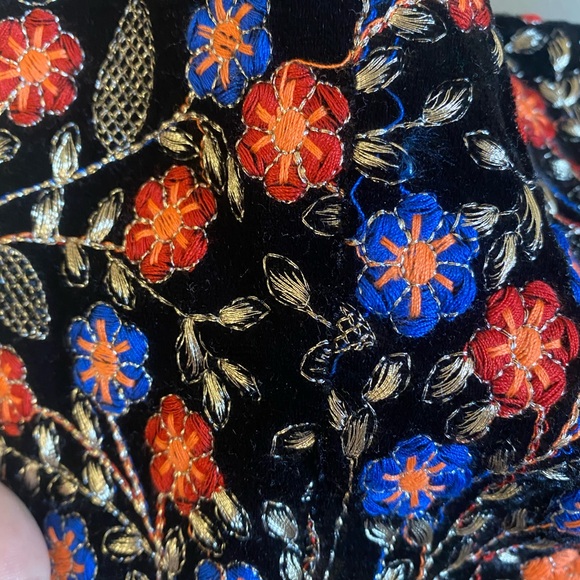Velvet Floral Embroidered Crop Top - Picture 2 of 4